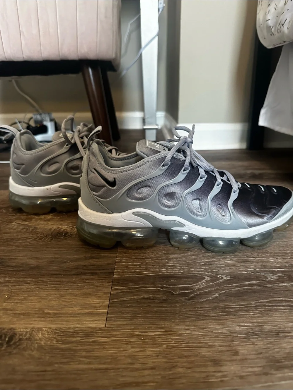 Nike Men’s Black and Light Gray Lace-Up Sneakers Vapor Max Plus S7